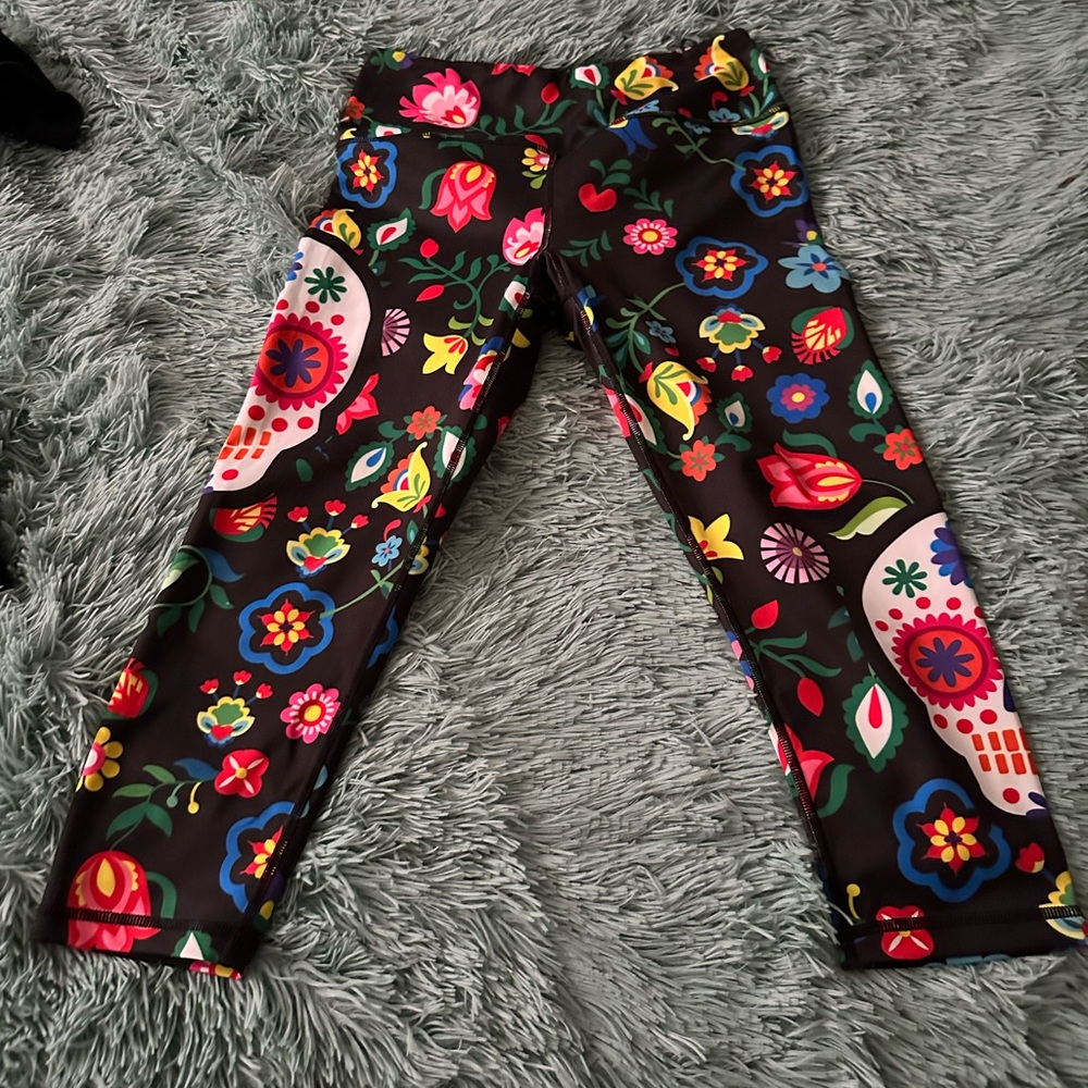 Miami Fitwear Leggings Capri Sugar Skulls like new size medium